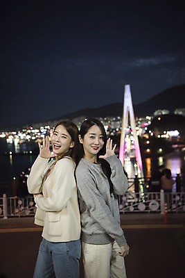 포토 JPG 주간 우먼라이프 여자 여행 야경 서기 미소 손짓 상반신 20대 성인 야외 두명 옆모습 관광지 사진촬영 봄 우정 한국인 등맞대기 전라남도 즐거움 여수 국내여행 돌산대교 밤바다 봄여행 성인여자만 돌산공원 국내포토 자연요소 라이프스타일 계절 공원 감정 바다 뷰포인트 모션 표정 사람 동양인 청년 친구 촬영 다리_건축물 야간 전라도 여자만 성인만 파일형식 풍경_경치