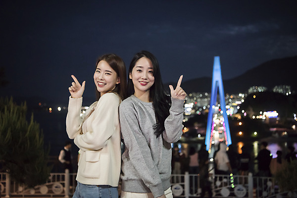 포토 JPG 주간 우먼라이프 여자 여행 야경 서기 미소 손짓 상반신 20대 성인 야외 두명 앞모습 옆모습 관광지 사진촬영 봄 우정 한국인 등맞대기 전라남도 즐거움 여수 국내여행 돌산대교 밤바다 봄여행 성인여자만 돌산공원 국내포토 자연요소 라이프스타일 계절 공원 감정 바다 뷰포인트 모션 표정 사람 동양인 청년 친구 촬영 다리_건축물 야간 전라도 여자만 성인만 파일형식 풍경_경치