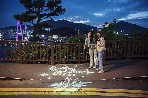 포토 JPG 주간 전신 우먼라이프 여자 여행 야경 바닥 서기 미소 손짓 20대 성인 야외 두명 앞모습 관광지 사진촬영 봄 우정 한국인 광선 가리킴 전라남도 즐거움 여수 국내여행 돌산대교 밤바다 봄여행 성인여자만 돌산공원 국내포토 자연요소 라이프스타일 계절 공원 감정 바다 뷰포인트 모션 표정 사람 동양인 청년 친구 촬영 다리_건축물 야간 전라도 여자만 성인만 파일형식 풍경_경치