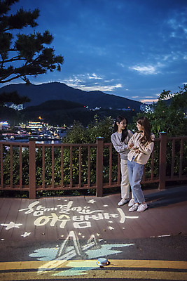 포토 JPG 주간 전신 우먼라이프 여자 여행 야경 바닥 서기 미소 20대 성인 야외 두명 앞모습 관광지 마주보기 봄 우정 한국인 광선 전라남도 즐거움 여수 국내여행 돌산대교 밤바다 봄여행 성인여자만 돌산공원 국내포토 자연요소 라이프스타일 계절 공원 감정 바다 뷰포인트 모션 표정 사람 동양인 청년 친구 다리_건축물 야간 전라도 여자만 성인만 파일형식 풍경_경치