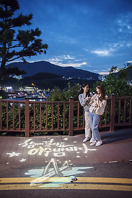 포토 JPG 주간 전신 우먼라이프 여자 여행 야경 바닥 서기 손짓 20대 성인 야외 두명 앞모습 관광지 마주보기 봄 우정 한국인 광선 전라남도 즐거움 여수 국내여행 돌산대교 밤바다 봄여행 성인여자만 돌산공원 국내포토 자연요소 라이프스타일 계절 공원 감정 바다 뷰포인트 모션 사람 동양인 청년 친구 다리_건축물 야간 전라도 여자만 성인만 파일형식 풍경_경치
