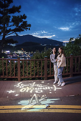 포토 JPG 주간 전신 우먼라이프 여자 여행 야경 바닥 서기 미소 20대 성인 야외 두명 앞모습 관광지 사진촬영 봄 우정 한국인 광선 전라남도 즐거움 여수 국내여행 돌산대교 밤바다 봄여행 성인여자만 돌산공원 국내포토 자연요소 라이프스타일 계절 공원 감정 바다 뷰포인트 모션 표정 사람 동양인 청년 친구 촬영 다리_건축물 야간 전라도 여자만 성인만 파일형식 풍경_경치