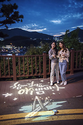 포토 JPG 주간 전신 우먼라이프 여자 여행 야경 바닥 서기 미소 손짓 20대 성인 야외 두명 앞모습 관광지 사진촬영 봄 우정 한국인 광선 가리킴 전라남도 즐거움 여수 국내여행 돌산대교 밤바다 봄여행 성인여자만 돌산공원 국내포토 자연요소 라이프스타일 계절 공원 감정 바다 뷰포인트 모션 표정 사람 동양인 청년 친구 촬영 다리_건축물 야간 전라도 여자만 성인만 파일형식 풍경_경치