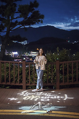 포토 JPG 주간 전신 우먼라이프 여자 여행 포즈 야경 바닥 한명 서기 손짓 20대 성인 야외 앞모습 관광지 사진촬영 봄 한국인 광선 가리킴 전라남도 즐거움 여수 국내여행 돌산대교 밤바다 봄여행 성인여자한명만 돌산공원 국내포토 자연요소 1 라이프스타일 계절 공원 감정 바다 뷰포인트 모션 사람 동양인 청년 촬영 다리_건축물 야간 전라도 여자한명만 성인여자만 파일형식 풍경_경치