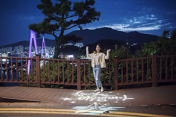 포토 JPG 주간 전신 우먼라이프 여자 여행 포즈 야경 바닥 한명 서기 20대 성인 야외 앞모습 관광지 사진촬영 봄 한국인 광선 전라남도 즐거움 여수 국내여행 돌산대교 밤바다 봄여행 성인여자한명만 돌산공원 국내포토 자연요소 1 라이프스타일 계절 공원 감정 바다 뷰포인트 모션 사람 동양인 청년 촬영 다리_건축물 야간 전라도 여자한명만 성인여자만 파일형식 풍경_경치