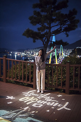 포토 JPG 주간 전신 우먼라이프 여자 여행 포즈 야경 바닥 한명 서기 20대 성인 야외 앞모습 관광지 손들기 사진촬영 봄 한국인 광선 가리킴 소나무 전라남도 즐거움 여수 국내여행 돌산대교 밤바다 봄여행 성인여자한명만 돌산공원 국내포토 자연요소 나무 1 라이프스타일 계절 공원 감정 바다 뷰포인트 모션 사람 동양인 손짓 청년 촬영 다리_건축물 야간 전라도 여자한명만 성인여자만 파일형식 풍경_경치