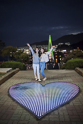 포토 JPG 주간 전신 우먼라이프 여자 여행 포즈 야경 바닥 서기 20대 성인 야외 두명 앞모습 관광지 손들기 팔짱 사진촬영 봄 우정 한국인 하트 전라남도 즐거움 여수 국내여행 기념사진 밤바다 봄여행 성인여자만 돌산공원 국내포토 자연요소 모양 라이프스타일 계절 공원 감정 바다 뷰포인트 모션 사람 동양인 청년 친구 촬영 야간 전라도 여자만 성인만 파일형식 풍경_경치