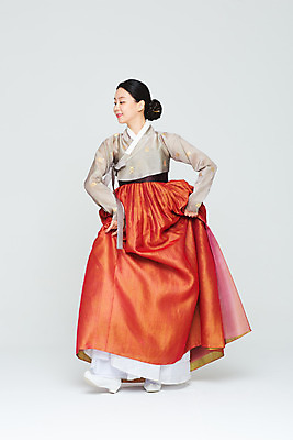 포토 JPG 스튜디오촬영 전신 전통 여자 명절 문화 예술 실내 한명 누끼 20대 성인 앞모습 설날 추석 주황색 공연 한국인 춤 전통의상 한복 흰배경 전통무용 한국무용 성인여자한명만 국내포토 1 한국전통 기념일 뷰포인트 컬러 백그라운드 문화예술 사람 동양인 이벤트 청년 내부 흰색 여자한명만 성인여자만 파일형식