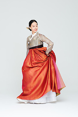 포토 JPG 스튜디오촬영 전신 전통 여자 명절 문화 예술 실내 한명 누끼 20대 성인 옆모습 설날 추석 주황색 공연 한국인 춤 전통의상 한복 흰배경 전통무용 한국무용 성인여자한명만 국내포토 1 한국전통 기념일 뷰포인트 컬러 백그라운드 문화예술 사람 동양인 이벤트 청년 내부 흰색 여자한명만 성인여자만 파일형식