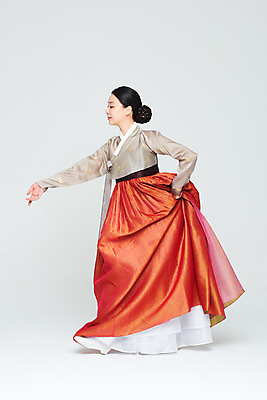 포토 JPG 스튜디오촬영 전신 전통 여자 명절 문화 예술 실내 한명 누끼 20대 성인 옆모습 설날 추석 주황색 공연 한국인 춤 전통의상 한복 흰배경 전통무용 한국무용 성인여자한명만 국내포토 1 한국전통 기념일 뷰포인트 컬러 백그라운드 문화예술 사람 동양인 이벤트 청년 내부 흰색 여자한명만 성인여자만 파일형식