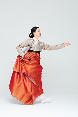 포토 JPG 스튜디오촬영 전신 전통 여자 명절 문화 예술 실내 한명 누끼 20대 성인 옆모습 설날 추석 주황색 공연 한국인 춤 전통의상 한복 흰배경 전통무용 한국무용 성인여자한명만 국내포토 1 한국전통 기념일 뷰포인트 컬러 백그라운드 문화예술 사람 동양인 이벤트 청년 내부 흰색 여자한명만 성인여자만 파일형식