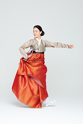 포토 JPG 스튜디오촬영 전신 전통 여자 명절 문화 예술 실내 한명 누끼 20대 성인 앞모습 설날 추석 주황색 공연 한국인 춤 전통의상 한복 흰배경 전통무용 한국무용 성인여자한명만 국내포토 1 한국전통 기념일 뷰포인트 컬러 백그라운드 문화예술 사람 동양인 이벤트 청년 내부 흰색 여자한명만 성인여자만 파일형식