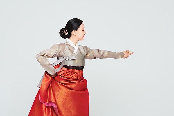 포토 JPG 스튜디오촬영 전통 여자 명절 문화 예술 실내 한명 누끼 상반신 20대 성인 앞모습 설날 추석 주황색 공연 한국인 춤 전통의상 한복 흰배경 전통무용 한국무용 성인여자한명만 국내포토 1 한국전통 기념일 뷰포인트 컬러 백그라운드 문화예술 사람 동양인 이벤트 청년 내부 흰색 여자한명만 성인여자만 파일형식