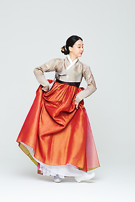 포토 JPG 스튜디오촬영 전신 전통 여자 명절 문화 예술 실내 한명 누끼 20대 성인 앞모습 설날 추석 주황색 공연 한국인 춤 전통의상 한복 흰배경 전통무용 한국무용 성인여자한명만 국내포토 1 한국전통 기념일 뷰포인트 컬러 백그라운드 문화예술 사람 동양인 이벤트 청년 내부 흰색 여자한명만 성인여자만 파일형식