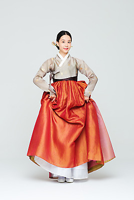 포토 JPG 스튜디오촬영 전신 전통 여자 명절 문화 예술 실내 한명 누끼 20대 성인 앞모습 설날 추석 주황색 공연 한국인 춤 전통의상 한복 흰배경 전통무용 한국무용 성인여자한명만 국내포토 1 한국전통 기념일 뷰포인트 컬러 백그라운드 문화예술 사람 동양인 이벤트 청년 내부 흰색 여자한명만 성인여자만 파일형식