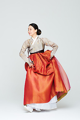 포토 JPG 스튜디오촬영 전신 전통 여자 명절 문화 예술 실내 한명 누끼 20대 성인 앞모습 설날 추석 주황색 공연 한국인 춤 전통의상 한복 흰배경 전통무용 한국무용 성인여자한명만 국내포토 1 한국전통 기념일 뷰포인트 컬러 백그라운드 문화예술 사람 동양인 이벤트 청년 내부 흰색 여자한명만 성인여자만 파일형식