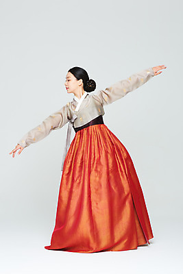포토 JPG 스튜디오촬영 전신 전통 여자 명절 문화 예술 실내 한명 누끼 20대 성인 앞모습 설날 추석 주황색 공연 한국인 춤 전통의상 한복 흰배경 전통무용 한국무용 성인여자한명만 국내포토 1 한국전통 기념일 뷰포인트 컬러 백그라운드 문화예술 사람 동양인 이벤트 청년 내부 흰색 여자한명만 성인여자만 파일형식