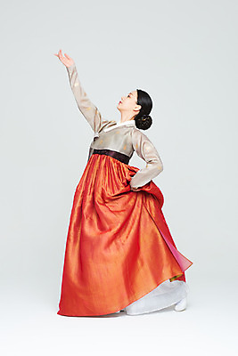 포토 JPG 스튜디오촬영 전신 전통 여자 명절 문화 예술 실내 한명 누끼 20대 성인 옆모습 설날 추석 주황색 공연 한국인 춤 전통의상 한복 흰배경 전통무용 한국무용 성인여자한명만 국내포토 1 한국전통 기념일 뷰포인트 컬러 백그라운드 문화예술 사람 동양인 이벤트 청년 내부 흰색 여자한명만 성인여자만 파일형식