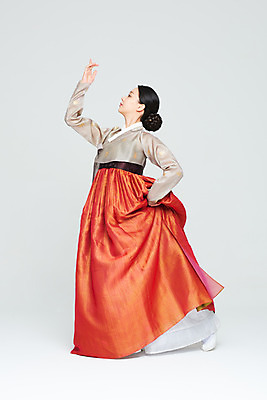 포토 JPG 스튜디오촬영 전신 전통 여자 명절 문화 예술 실내 한명 누끼 20대 성인 옆모습 설날 추석 주황색 공연 한국인 춤 전통의상 한복 흰배경 전통무용 한국무용 성인여자한명만 국내포토 1 한국전통 기념일 뷰포인트 컬러 백그라운드 문화예술 사람 동양인 이벤트 청년 내부 흰색 여자한명만 성인여자만 파일형식