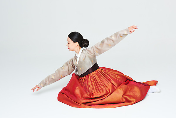 포토 JPG 스튜디오촬영 전신 전통 여자 명절 문화 예술 실내 한명 누끼 앉기 20대 성인 옆모습 설날 추석 주황색 공연 한국인 춤 전통의상 한복 흰배경 전통무용 한국무용 성인여자한명만 국내포토 1 한국전통 기념일 뷰포인트 컬러 백그라운드 모션 문화예술 사람 동양인 이벤트 청년 내부 흰색 여자한명만 성인여자만 파일형식