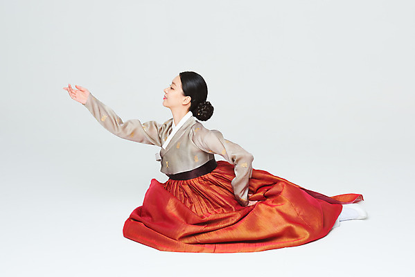 포토 JPG 스튜디오촬영 전신 전통 여자 명절 문화 예술 실내 한명 누끼 앉기 20대 성인 옆모습 설날 추석 주황색 공연 한국인 춤 전통의상 한복 흰배경 전통무용 한국무용 성인여자한명만 국내포토 1 한국전통 기념일 뷰포인트 컬러 백그라운드 모션 문화예술 사람 동양인 이벤트 청년 내부 흰색 여자한명만 성인여자만 파일형식