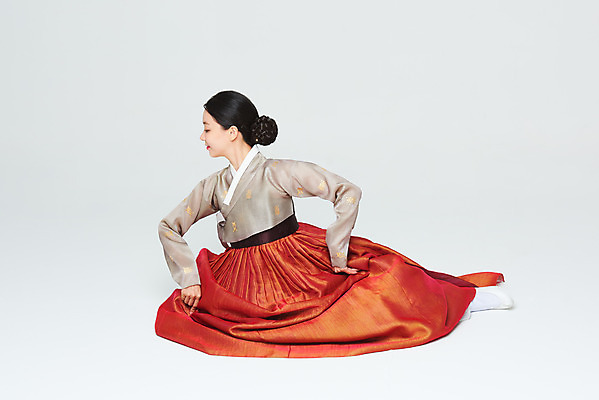 포토 JPG 스튜디오촬영 전신 전통 여자 명절 문화 예술 실내 한명 누끼 앉기 20대 성인 옆모습 설날 추석 주황색 공연 한국인 춤 전통의상 한복 흰배경 전통무용 한국무용 성인여자한명만 국내포토 1 한국전통 기념일 뷰포인트 컬러 백그라운드 모션 문화예술 사람 동양인 이벤트 청년 내부 흰색 여자한명만 성인여자만 파일형식