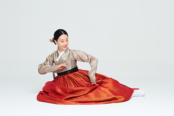 포토 JPG 스튜디오촬영 전신 전통 여자 명절 문화 예술 실내 한명 누끼 앉기 20대 성인 앞모습 설날 추석 주황색 공연 한국인 춤 전통의상 한복 흰배경 전통무용 한국무용 성인여자한명만 국내포토 1 한국전통 기념일 뷰포인트 컬러 백그라운드 모션 문화예술 사람 동양인 이벤트 청년 내부 흰색 여자한명만 성인여자만 파일형식