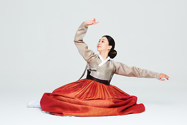 포토 JPG 스튜디오촬영 전신 전통 여자 명절 문화 예술 실내 한명 누끼 앉기 20대 성인 앞모습 설날 추석 주황색 공연 한국인 춤 전통의상 한복 흰배경 전통무용 한국무용 성인여자한명만 국내포토 1 한국전통 기념일 뷰포인트 컬러 백그라운드 모션 문화예술 사람 동양인 이벤트 청년 내부 흰색 여자한명만 성인여자만 파일형식