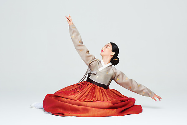 포토 JPG 스튜디오촬영 전신 전통 여자 명절 문화 예술 실내 한명 누끼 앉기 20대 성인 앞모습 설날 추석 주황색 공연 한국인 춤 전통의상 한복 흰배경 전통무용 한국무용 성인여자한명만 국내포토 1 한국전통 기념일 뷰포인트 컬러 백그라운드 모션 문화예술 사람 동양인 이벤트 청년 내부 흰색 여자한명만 성인여자만 파일형식