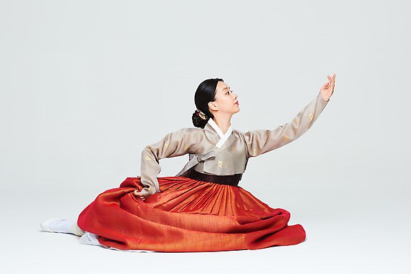 포토 JPG 스튜디오촬영 전신 전통 여자 명절 문화 예술 실내 한명 누끼 앉기 20대 성인 앞모습 설날 추석 주황색 공연 한국인 춤 전통의상 한복 흰배경 전통무용 한국무용 성인여자한명만 국내포토 1 한국전통 기념일 뷰포인트 컬러 백그라운드 모션 문화예술 사람 동양인 이벤트 청년 내부 흰색 여자한명만 성인여자만 파일형식