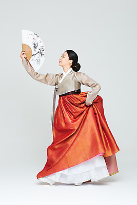 포토 JPG 스튜디오촬영 전신 전통 여자 명절 문화 예술 실내 한명 들기 누끼 20대 성인 옆모습 설날 추석 주황색 공연 한국인 춤 부채 전통의상 한복 흰배경 전통무용 한국무용 성인여자한명만 국내포토 1 한국전통 기념일 뷰포인트 컬러 백그라운드 모션 문화예술 사람 동양인 이벤트 청년 내부 흰색 여자한명만 성인여자만 파일형식