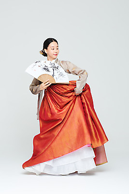 포토 JPG 스튜디오촬영 전신 전통 여자 명절 문화 예술 실내 한명 들기 누끼 20대 성인 앞모습 설날 추석 주황색 공연 한국인 춤 부채 전통의상 한복 흰배경 전통무용 한국무용 성인여자한명만 국내포토 1 한국전통 기념일 뷰포인트 컬러 백그라운드 모션 문화예술 사람 동양인 이벤트 청년 내부 흰색 여자한명만 성인여자만 파일형식