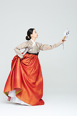 포토 JPG 스튜디오촬영 전신 전통 여자 명절 문화 예술 실내 한명 들기 누끼 20대 성인 앞모습 설날 추석 주황색 공연 한국인 춤 부채 전통의상 한복 흰배경 전통무용 한국무용 성인여자한명만 국내포토 1 한국전통 기념일 뷰포인트 컬러 백그라운드 모션 문화예술 사람 동양인 이벤트 청년 내부 흰색 여자한명만 성인여자만 파일형식