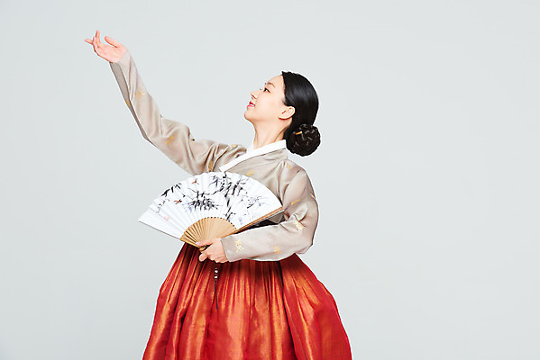 포토 JPG 스튜디오촬영 전통 여자 명절 문화 예술 실내 한명 들기 누끼 상반신 20대 성인 앞모습 설날 추석 주황색 공연 한국인 춤 부채 전통의상 한복 흰배경 전통무용 한국무용 성인여자한명만 국내포토 1 한국전통 기념일 뷰포인트 컬러 백그라운드 모션 문화예술 사람 동양인 이벤트 청년 내부 흰색 여자한명만 성인여자만 파일형식
