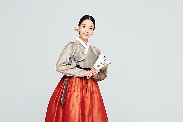 포토 JPG 스튜디오촬영 전통 여자 명절 문화 예술 실내 한명 들기 누끼 상반신 20대 성인 앞모습 설날 추석 주황색 공연 한국인 춤 부채 전통의상 한복 흰배경 전통무용 한국무용 성인여자한명만 국내포토 1 한국전통 기념일 뷰포인트 컬러 백그라운드 모션 문화예술 사람 동양인 이벤트 청년 내부 흰색 여자한명만 성인여자만 파일형식