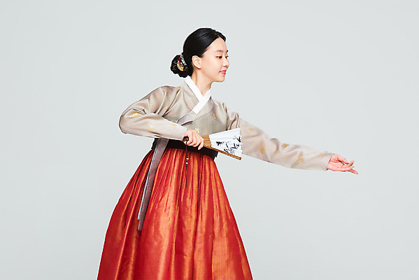 포토 JPG 스튜디오촬영 전통 여자 명절 문화 예술 실내 한명 들기 누끼 상반신 20대 성인 앞모습 설날 추석 주황색 공연 한국인 춤 부채 전통의상 한복 흰배경 전통무용 한국무용 성인여자한명만 국내포토 1 한국전통 기념일 뷰포인트 컬러 백그라운드 모션 문화예술 사람 동양인 이벤트 청년 내부 흰색 여자한명만 성인여자만 파일형식