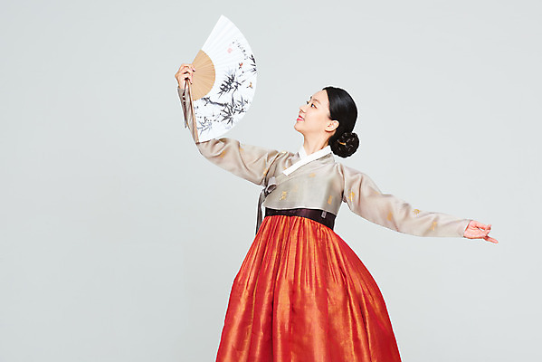 포토 JPG 스튜디오촬영 전통 여자 명절 문화 예술 실내 한명 들기 누끼 상반신 20대 성인 옆모습 설날 추석 주황색 공연 한국인 춤 부채 전통의상 한복 흰배경 전통무용 한국무용 성인여자한명만 국내포토 1 한국전통 기념일 뷰포인트 컬러 백그라운드 모션 문화예술 사람 동양인 이벤트 청년 내부 흰색 여자한명만 성인여자만 파일형식