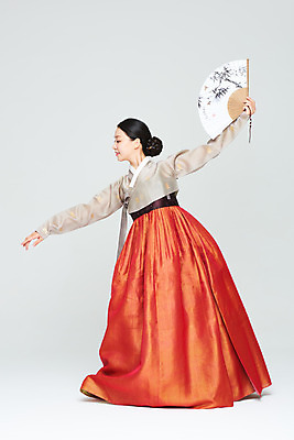 포토 JPG 스튜디오촬영 전신 전통 여자 명절 문화 예술 실내 한명 들기 누끼 20대 성인 옆모습 설날 추석 주황색 공연 한국인 춤 부채 전통의상 한복 흰배경 전통무용 한국무용 성인여자한명만 국내포토 1 한국전통 기념일 뷰포인트 컬러 백그라운드 모션 문화예술 사람 동양인 이벤트 청년 내부 흰색 여자한명만 성인여자만 파일형식