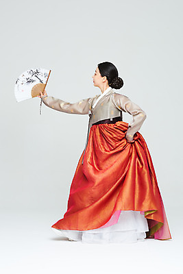 포토 JPG 스튜디오촬영 전신 전통 여자 명절 문화 예술 실내 한명 들기 누끼 20대 성인 옆모습 설날 추석 주황색 공연 한국인 춤 부채 전통의상 한복 흰배경 전통무용 한국무용 성인여자한명만 국내포토 1 한국전통 기념일 뷰포인트 컬러 백그라운드 모션 문화예술 사람 동양인 이벤트 청년 내부 흰색 여자한명만 성인여자만 파일형식
