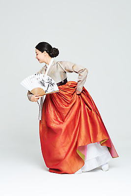 포토 JPG 스튜디오촬영 전신 전통 여자 명절 문화 예술 실내 한명 들기 누끼 20대 성인 옆모습 설날 추석 주황색 공연 한국인 춤 부채 전통의상 한복 흰배경 전통무용 한국무용 성인여자한명만 국내포토 1 한국전통 기념일 뷰포인트 컬러 백그라운드 모션 문화예술 사람 동양인 이벤트 청년 내부 흰색 여자한명만 성인여자만 파일형식