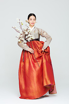 포토 JPG 스튜디오촬영 전신 전통 여자 명절 꽃 문화 예술 실내 한명 들기 누끼 20대 성인 앞모습 설날 추석 주황색 공연 한국인 나뭇가지 춤 전통의상 한복 흰배경 전통무용 한국무용 성인여자한명만 국내포토 나무 식물 1 한국전통 기념일 뷰포인트 컬러 백그라운드 모션 문화예술 사람 동양인 이벤트 청년 내부 흰색 여자한명만 성인여자만 파일형식