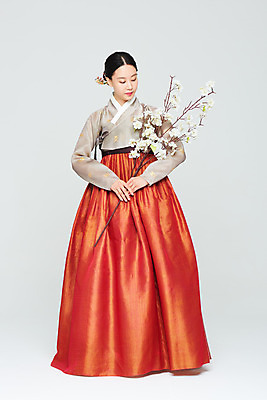 포토 JPG 스튜디오촬영 전신 전통 여자 명절 꽃 문화 예술 실내 한명 들기 누끼 20대 성인 앞모습 설날 추석 주황색 공연 한국인 나뭇가지 춤 전통의상 한복 흰배경 전통무용 한국무용 성인여자한명만 국내포토 나무 식물 1 한국전통 기념일 뷰포인트 컬러 백그라운드 모션 문화예술 사람 동양인 이벤트 청년 내부 흰색 여자한명만 성인여자만 파일형식