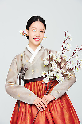 포토 JPG 스튜디오촬영 전통 여자 명절 꽃 문화 예술 실내 한명 들기 누끼 상반신 20대 성인 앞모습 설날 추석 주황색 공연 한국인 나뭇가지 춤 전통의상 한복 흰배경 전통무용 한국무용 성인여자한명만 국내포토 나무 식물 1 한국전통 기념일 뷰포인트 컬러 백그라운드 모션 문화예술 사람 동양인 이벤트 청년 내부 흰색 여자한명만 성인여자만 파일형식