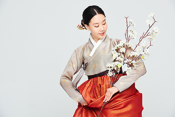 포토 JPG 스튜디오촬영 전통 여자 명절 꽃 문화 예술 실내 한명 들기 누끼 상반신 20대 성인 앞모습 설날 추석 주황색 공연 한국인 나뭇가지 춤 전통의상 한복 흰배경 전통무용 한국무용 성인여자한명만 국내포토 나무 식물 1 한국전통 기념일 뷰포인트 컬러 백그라운드 모션 문화예술 사람 동양인 이벤트 청년 내부 흰색 여자한명만 성인여자만 파일형식