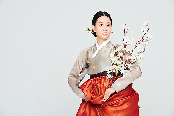 포토 JPG 스튜디오촬영 전통 여자 명절 꽃 문화 예술 실내 한명 들기 누끼 상반신 20대 성인 앞모습 설날 추석 주황색 공연 한국인 나뭇가지 춤 전통의상 한복 흰배경 전통무용 한국무용 성인여자한명만 국내포토 나무 식물 1 한국전통 기념일 뷰포인트 컬러 백그라운드 모션 문화예술 사람 동양인 이벤트 청년 내부 흰색 여자한명만 성인여자만 파일형식