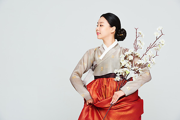 포토 JPG 스튜디오촬영 전통 여자 명절 꽃 문화 예술 실내 한명 들기 누끼 상반신 20대 성인 앞모습 설날 추석 주황색 공연 한국인 나뭇가지 춤 전통의상 한복 흰배경 전통무용 한국무용 성인여자한명만 국내포토 나무 식물 1 한국전통 기념일 뷰포인트 컬러 백그라운드 모션 문화예술 사람 동양인 이벤트 청년 내부 흰색 여자한명만 성인여자만 파일형식