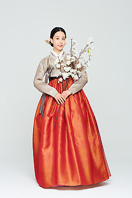 포토 JPG 스튜디오촬영 전신 전통 여자 명절 꽃 문화 예술 실내 한명 들기 누끼 20대 성인 앞모습 설날 추석 주황색 공연 한국인 나뭇가지 춤 전통의상 한복 흰배경 전통무용 한국무용 성인여자한명만 국내포토 나무 식물 1 한국전통 기념일 뷰포인트 컬러 백그라운드 모션 문화예술 사람 동양인 이벤트 청년 내부 흰색 여자한명만 성인여자만 파일형식