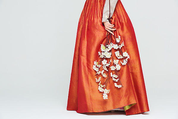 포토 JPG 스튜디오촬영 전통 여자 명절 꽃 문화 예술 실내 한명 들기 누끼 20대 성인 옆모습 설날 추석 주황색 공연 한국인 하반신 나뭇가지 춤 전통의상 한복 흰배경 전통무용 한국무용 성인여자한명만 국내포토 나무 식물 1 한국전통 기념일 뷰포인트 컬러 백그라운드 모션 문화예술 사람 동양인 이벤트 청년 내부 흰색 여자한명만 성인여자만 파일형식