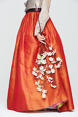 포토 JPG 스튜디오촬영 전통 여자 명절 꽃 문화 예술 실내 한명 들기 누끼 20대 성인 옆모습 설날 추석 주황색 공연 한국인 하반신 나뭇가지 춤 전통의상 한복 흰배경 전통무용 한국무용 성인여자한명만 국내포토 나무 식물 1 한국전통 기념일 뷰포인트 컬러 백그라운드 모션 문화예술 사람 동양인 이벤트 청년 내부 흰색 여자한명만 성인여자만 파일형식