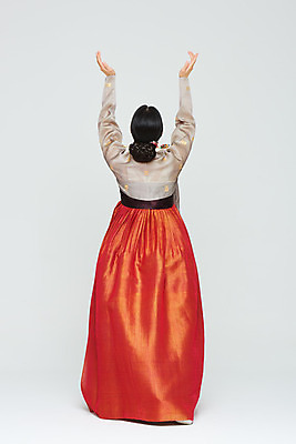 포토 JPG 스튜디오촬영 전신 전통 여자 명절 문화 예술 실내 한명 누끼 20대 성인 뒷모습 설날 추석 주황색 공연 한국인 춤 전통의상 한복 흰배경 전통무용 한국무용 성인여자한명만 국내포토 1 한국전통 기념일 뷰포인트 컬러 백그라운드 문화예술 사람 동양인 이벤트 청년 내부 흰색 여자한명만 성인여자만 파일형식